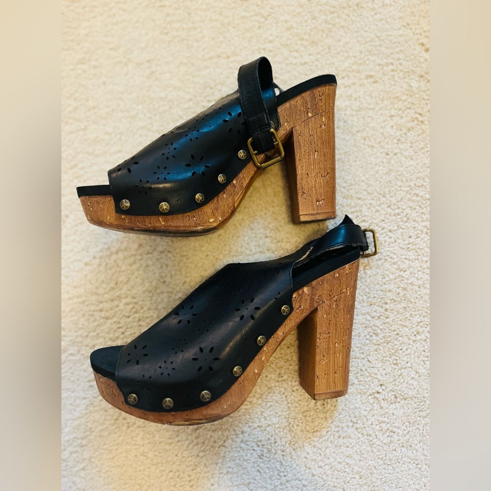 Groove Women’s Platform Sandals - Black